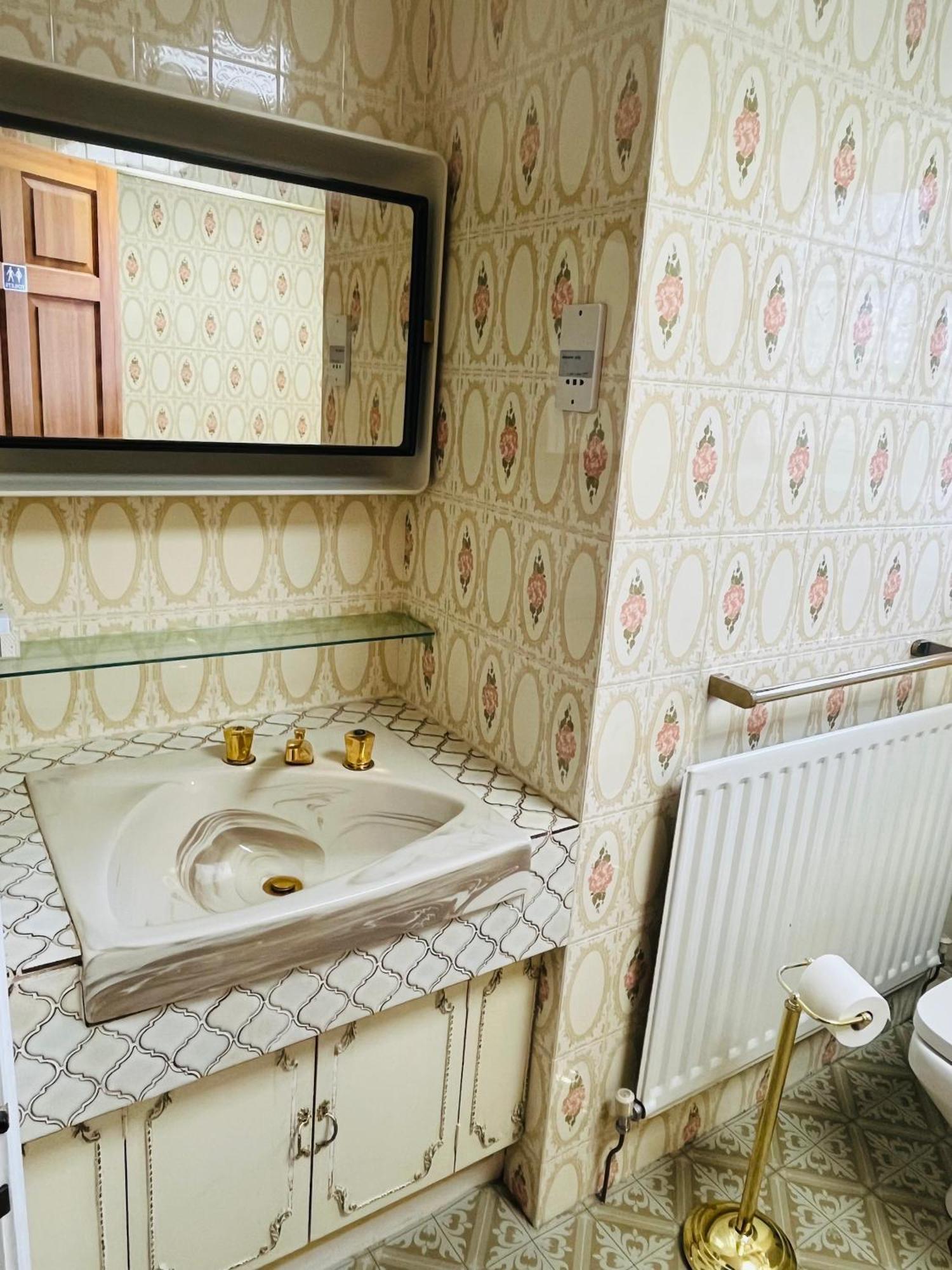 Unwind In Comfort At Cosy Caradus Your 4 Bedroom Home Sweet Home! Birmingham Kültér fotó