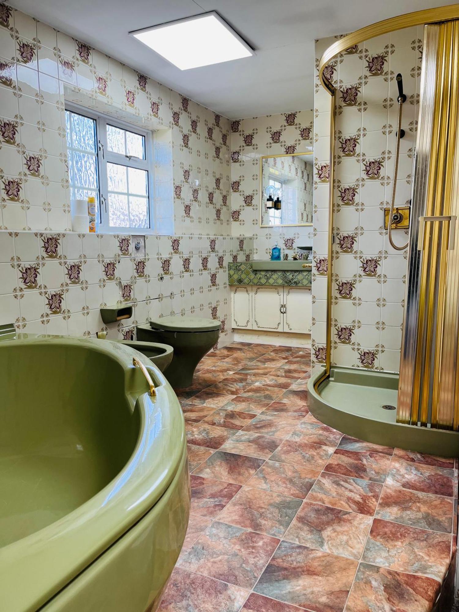 Unwind In Comfort At Cosy Caradus Your 4 Bedroom Home Sweet Home! Birmingham Kültér fotó