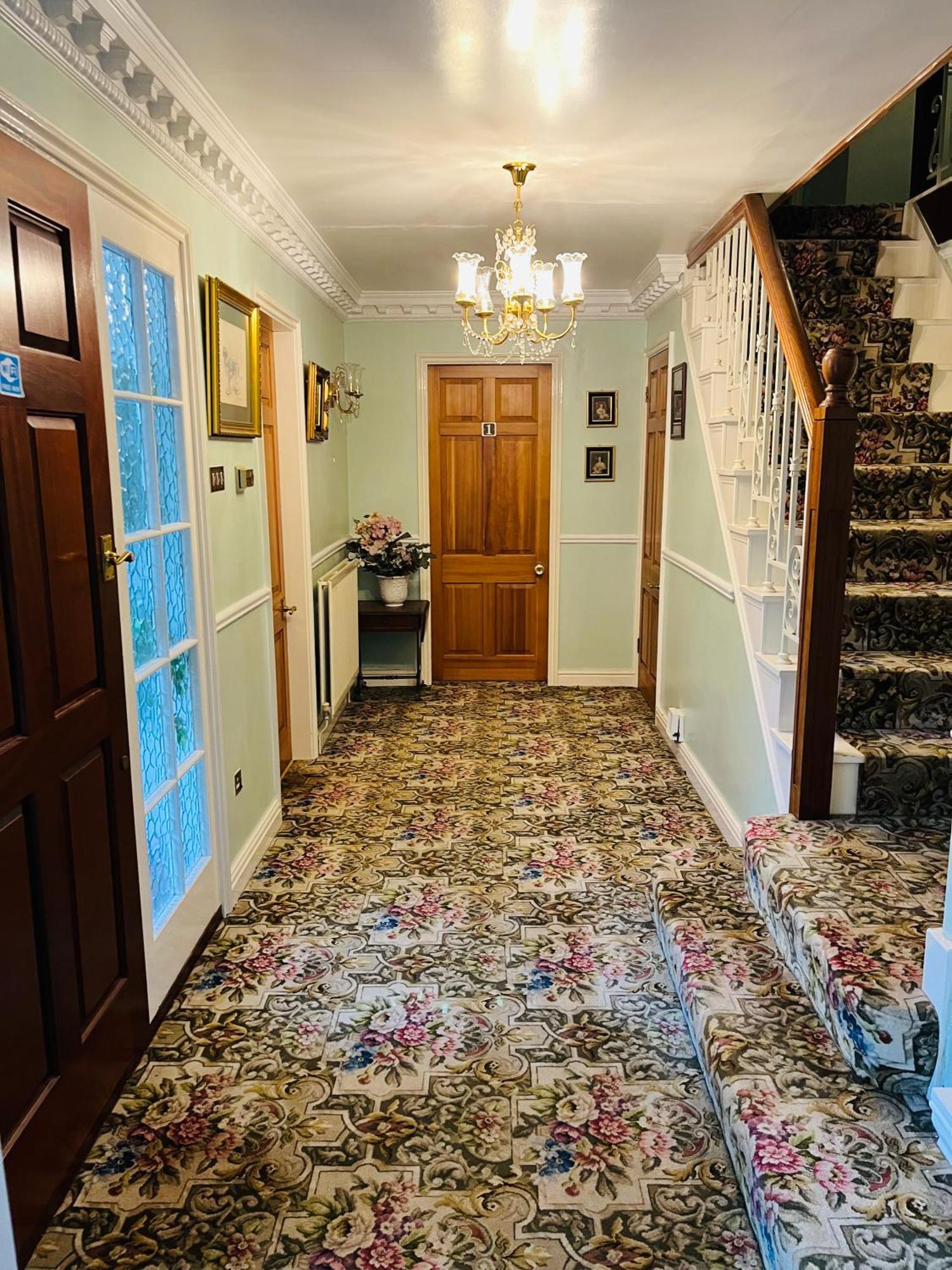 Unwind In Comfort At Cosy Caradus Your 4 Bedroom Home Sweet Home! Birmingham Kültér fotó