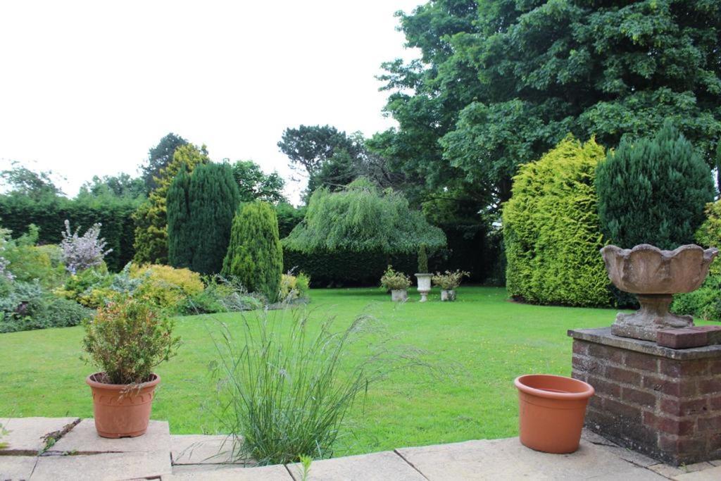 Unwind In Comfort At Cosy Caradus Your 4 Bedroom Home Sweet Home! Birmingham Kültér fotó