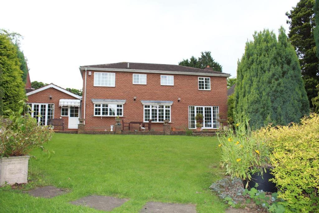 Unwind In Comfort At Cosy Caradus Your 4 Bedroom Home Sweet Home! Birmingham Kültér fotó