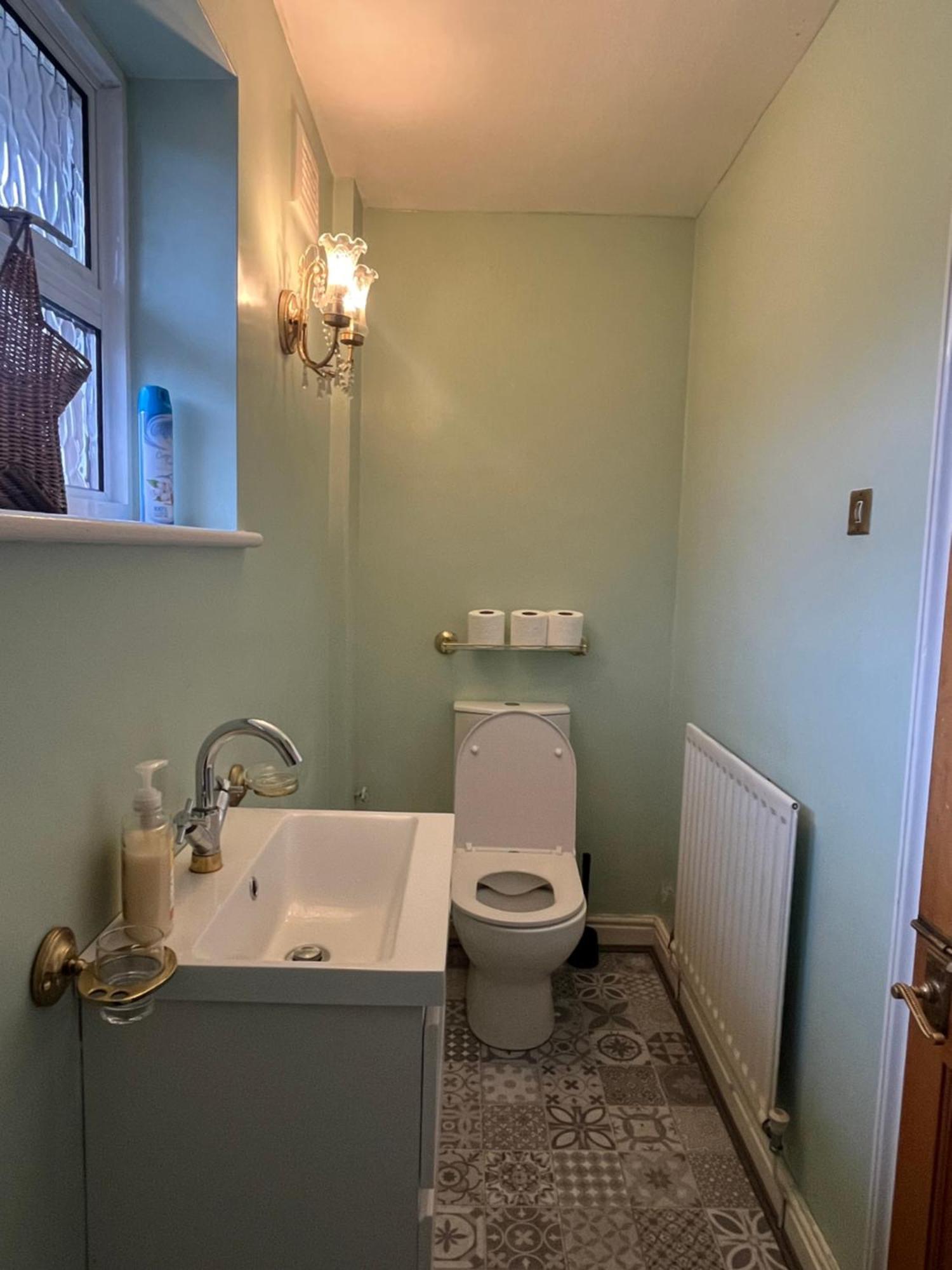 Unwind In Comfort At Cosy Caradus Your 4 Bedroom Home Sweet Home! Birmingham Kültér fotó