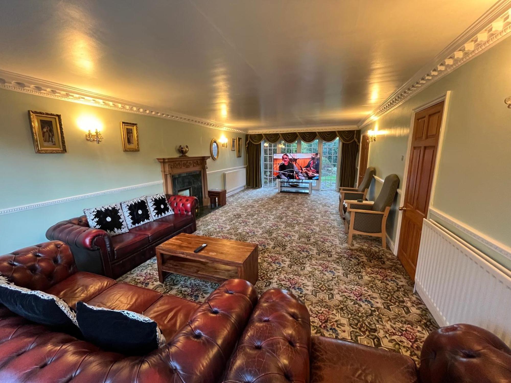 Unwind In Comfort At Cosy Caradus Your 4 Bedroom Home Sweet Home! Birmingham Kültér fotó
